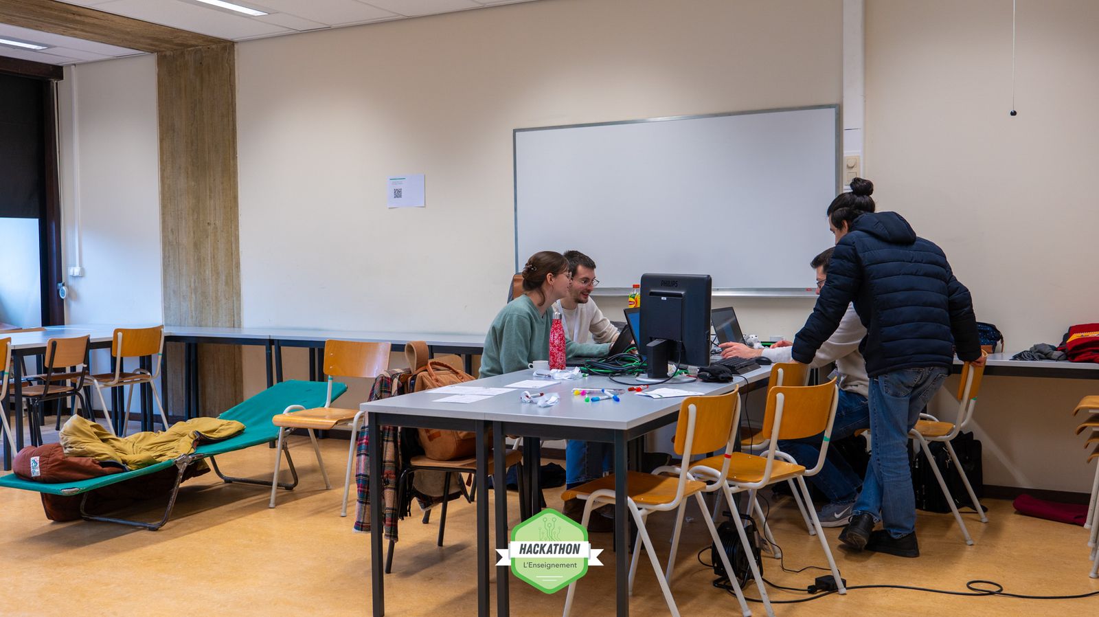 Groupe d'étudiants en plein Hackathon